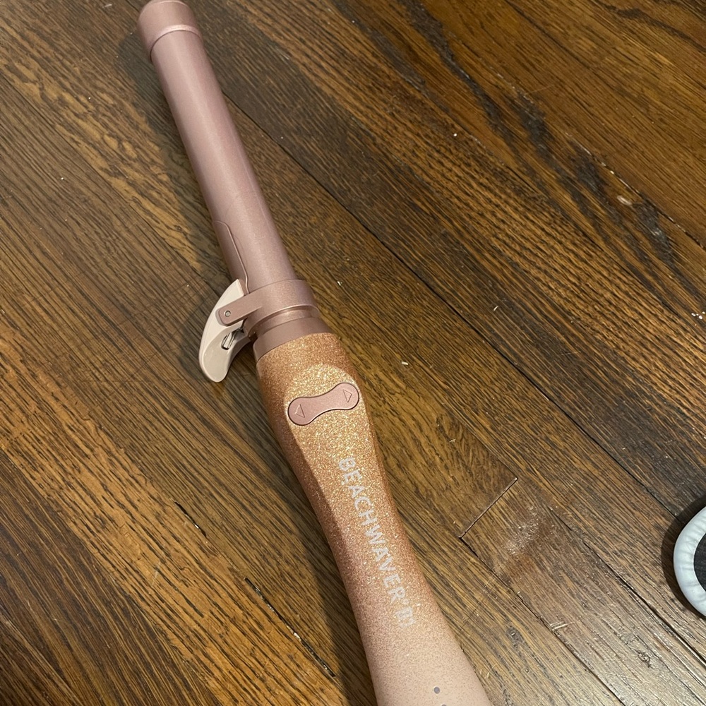 Limited edition beachwaver, usually only twice. Curling iron